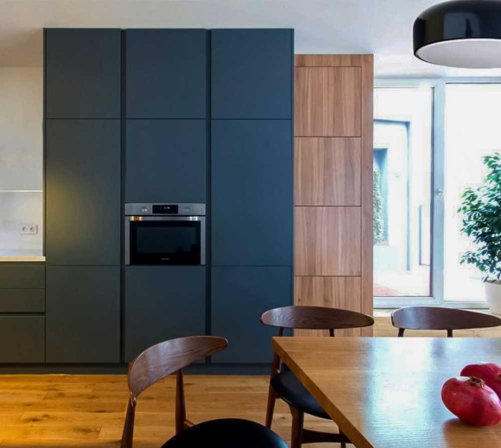 Modern Kitchen with Vinyl Flooring and Dining Table