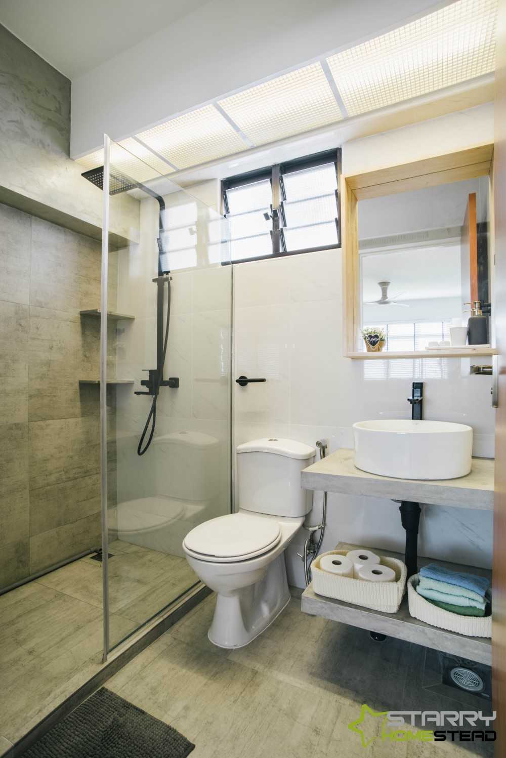 Contemporary Bathroom with Mirror and Vanity Counter