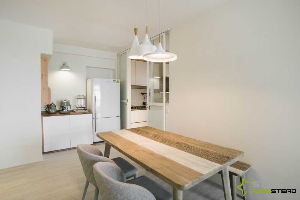 Contemporary Dining Room with Dining Table and Dining Chairs