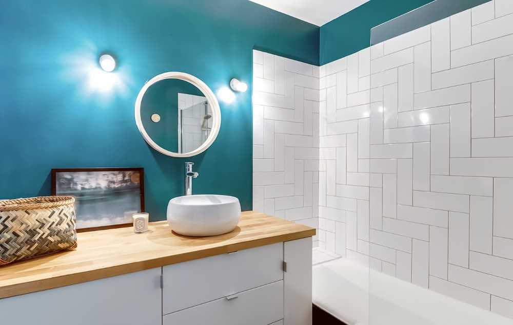 Transitional Bathroom with Parquet Floor and Bathroom Accessories