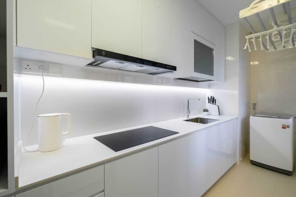 Minimalist Kitchen with Homogeneous Tiles and Kitchen Window