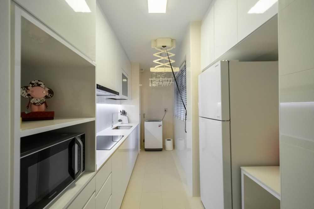 Minimalist Kitchen with Homogeneous Tiles and Open Kitchen
