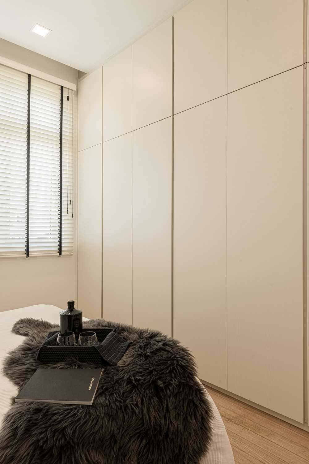 Minimalist Bedroom with Homogeneous Tiles and Parquet Floor