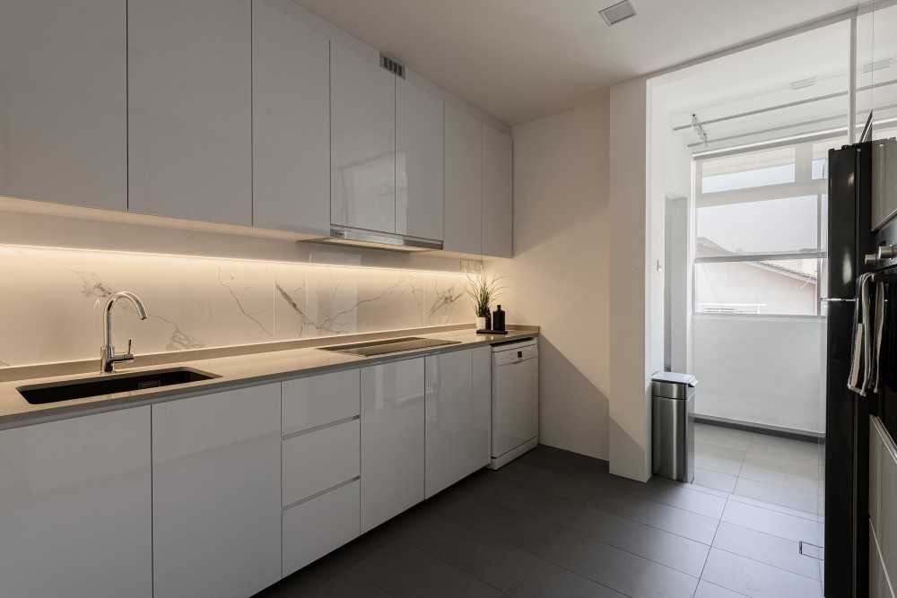 Minimalist Kitchen with Homogeneous Tiles and Parquet Floor