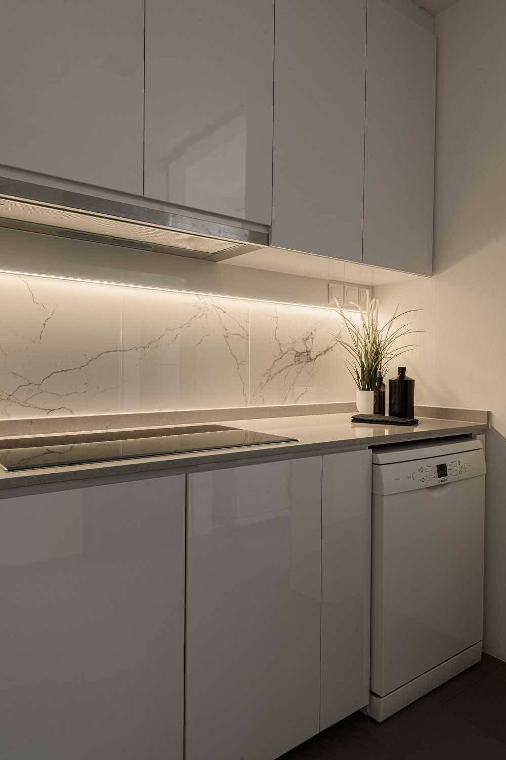 Minimalist Kitchen with Homogeneous Tiles and Parquet Floor