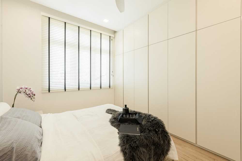 Minimalist Bedroom with Homogeneous Tiles and Herringbone Tiling