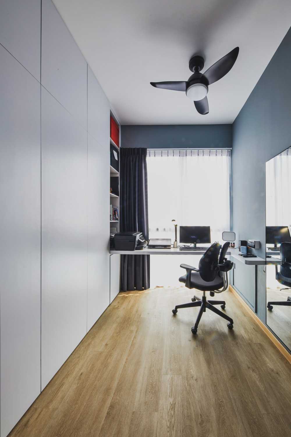 Minimalist Walk-in Wardrobe with Wardrobe and Computer Table