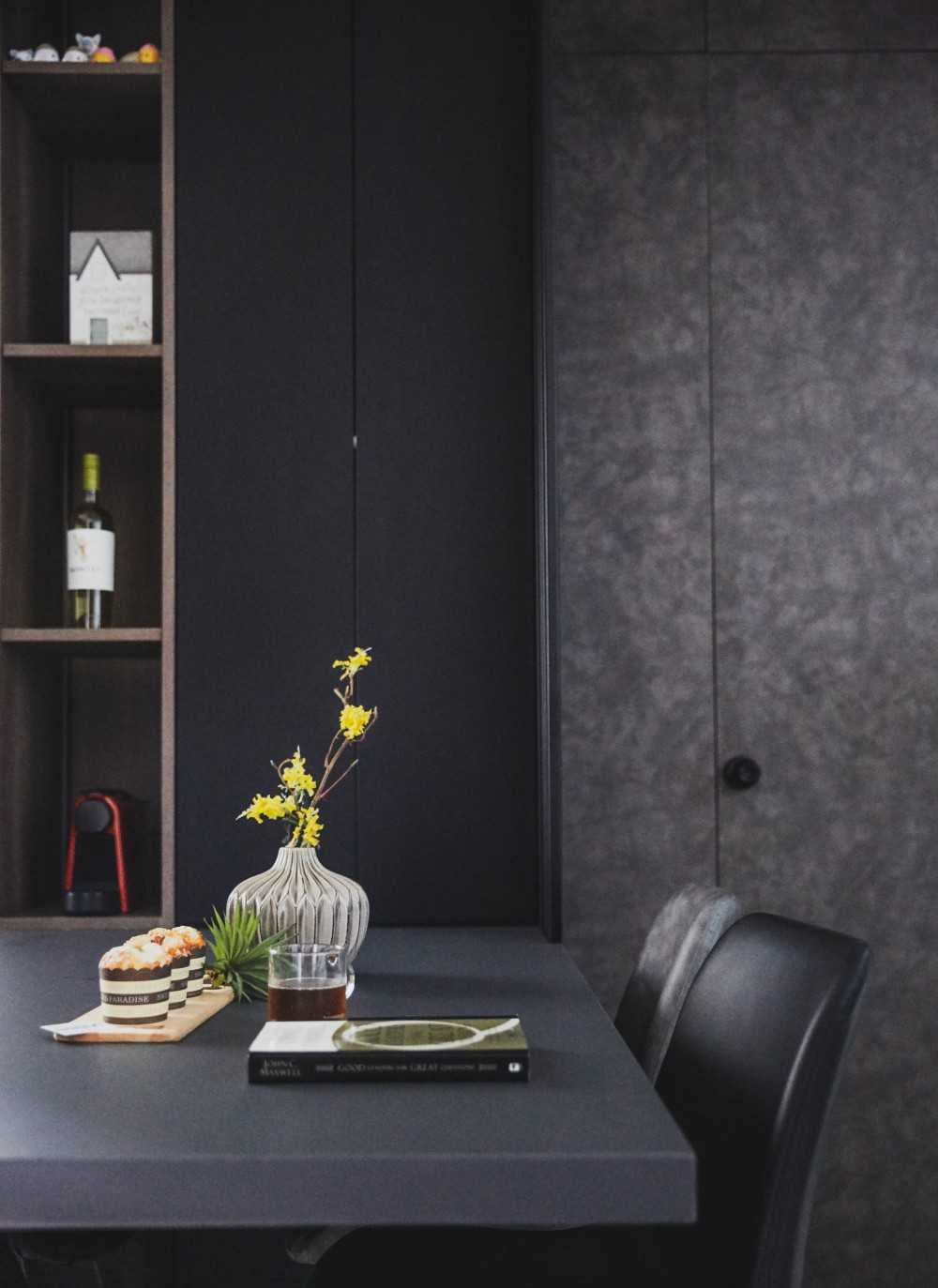 Minimalist Dining Room with Dining Table and Dining Chairs