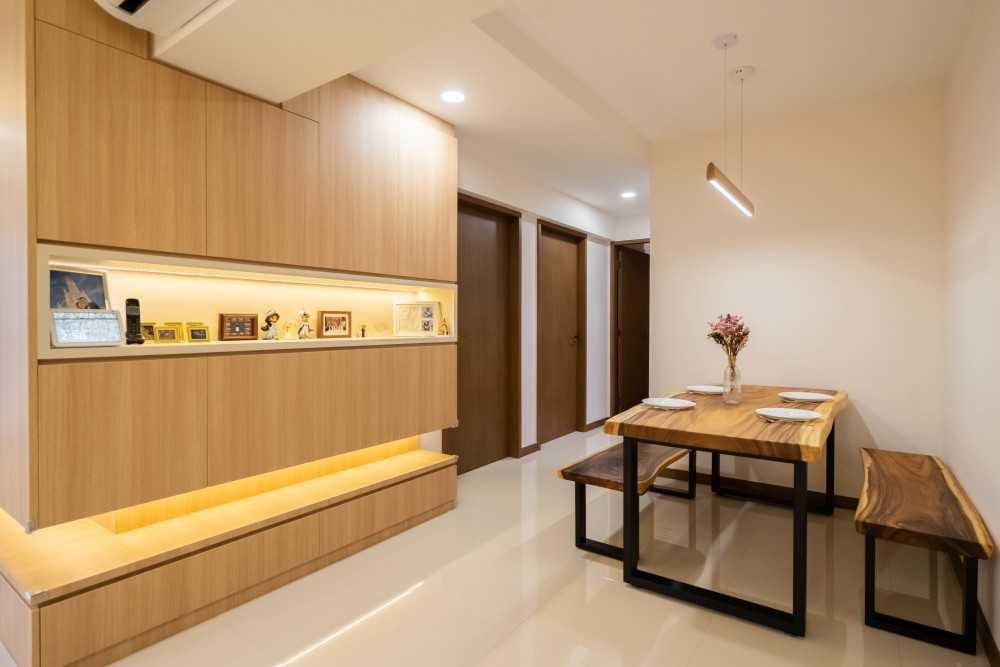 Scandinavian Dining Room with Dining Table and Dining Chairs