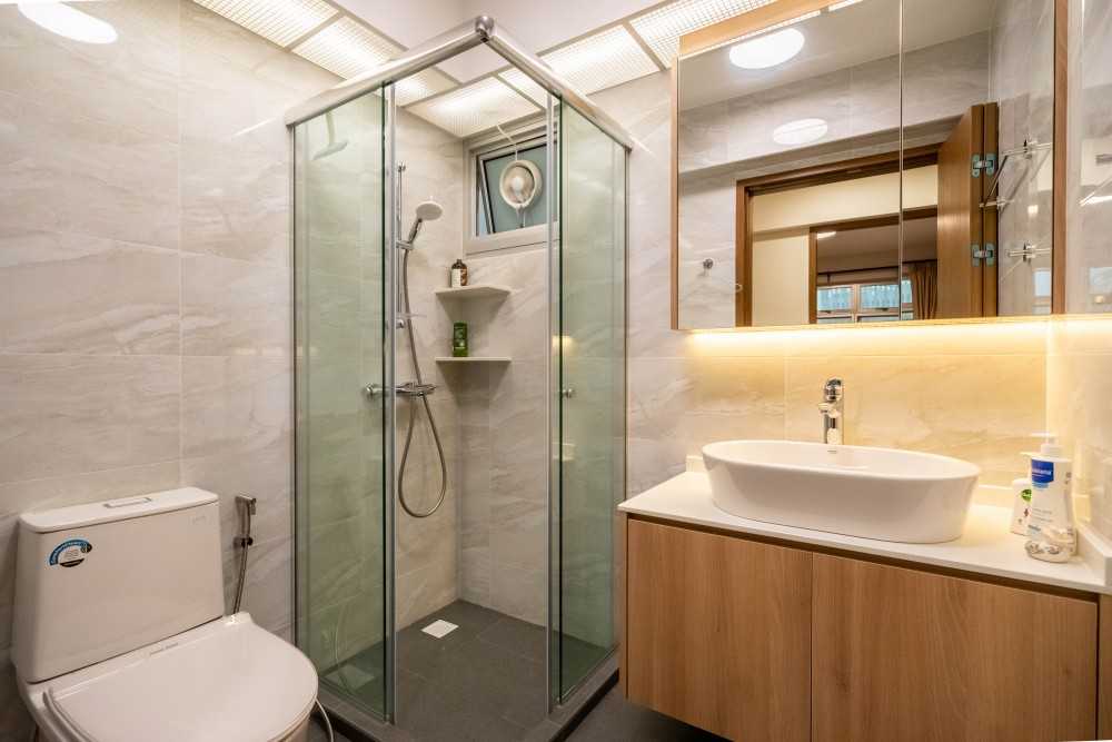 Scandinavian Bathroom with Mirror and Bathtub