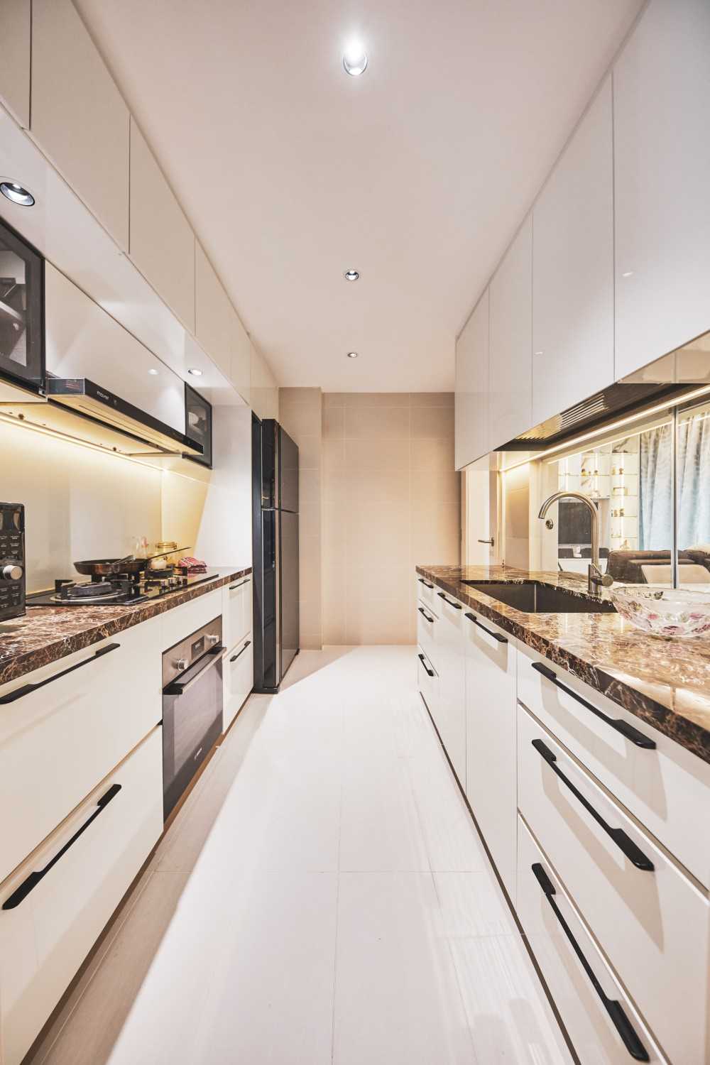 Modern Kitchen with Countertop and Kitchen Cabinets