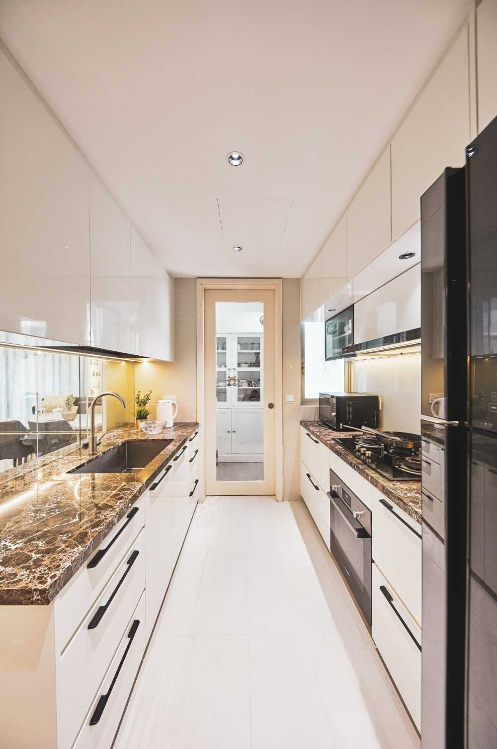 Modern Kitchen with Countertop and Kitchen Cabinets