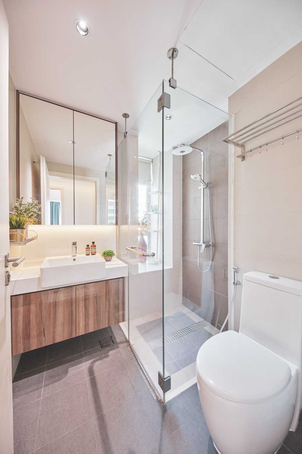 Modern Bathroom with Mirror and Bathroom Storage