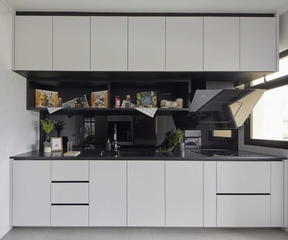 Contemporary Kitchen with Countertop and Homogeneous Tiles