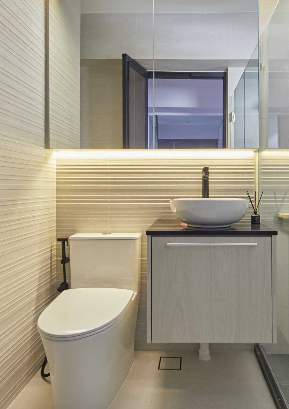 Contemporary Bathroom with Countertop and Homogeneous Tiles