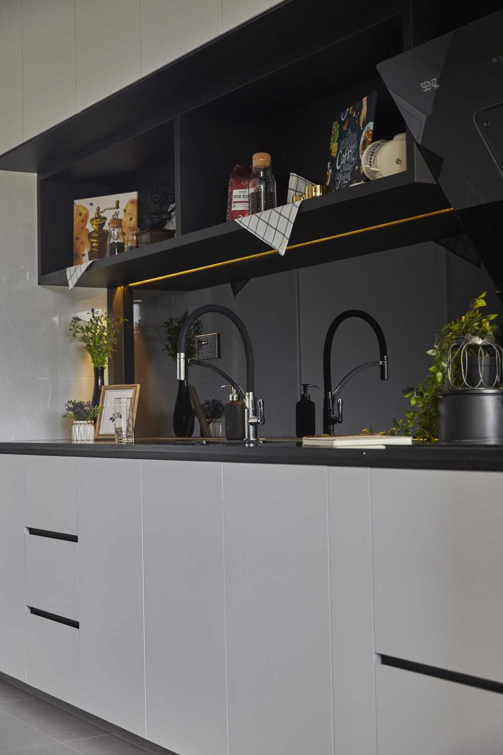 Contemporary Kitchen with Countertop and Homogeneous Tiles