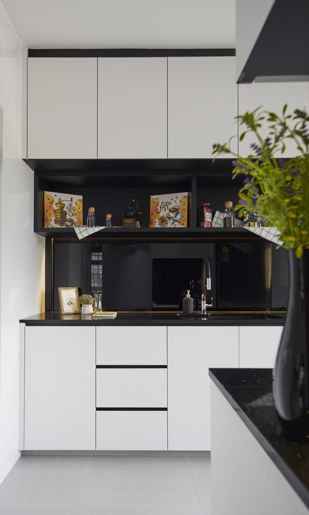 Contemporary Kitchen with Countertop and Homogeneous Tiles