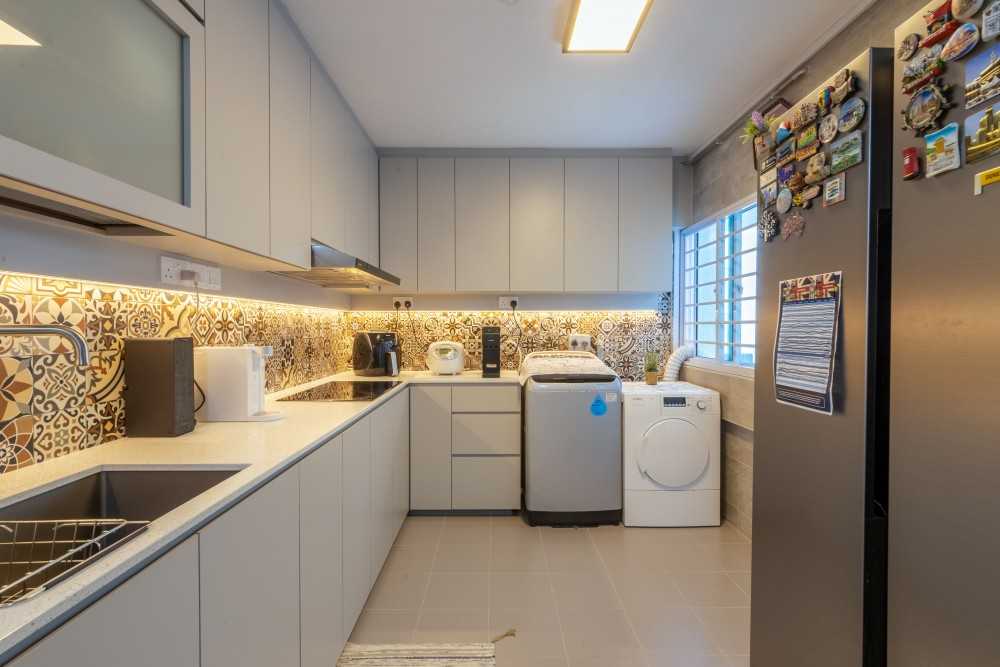 Scandinavian Kitchen with Homogeneous Tiles and Kitchen Backsplash