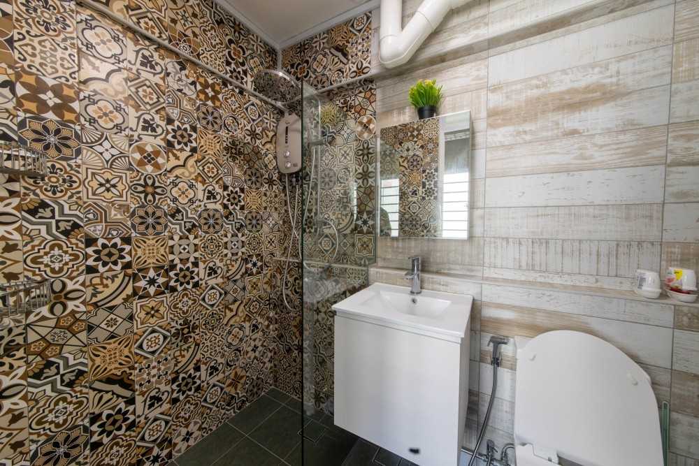 Scandinavian Bathroom with Homogeneous Tiles and Mirror