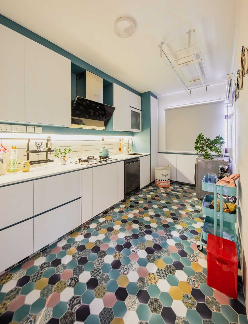 Eclectic Kitchen with Countertop and Homogeneous Tiles