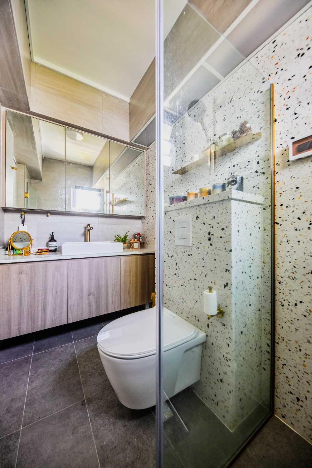 Eclectic Bathroom with Homogeneous Tiles and Wash Basins