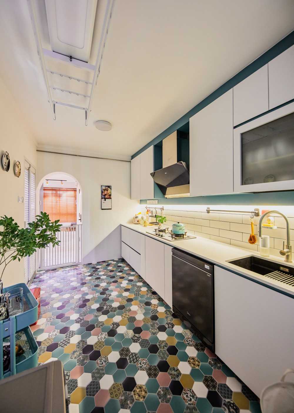 Eclectic Kitchen with Countertop and Homogeneous Tiles