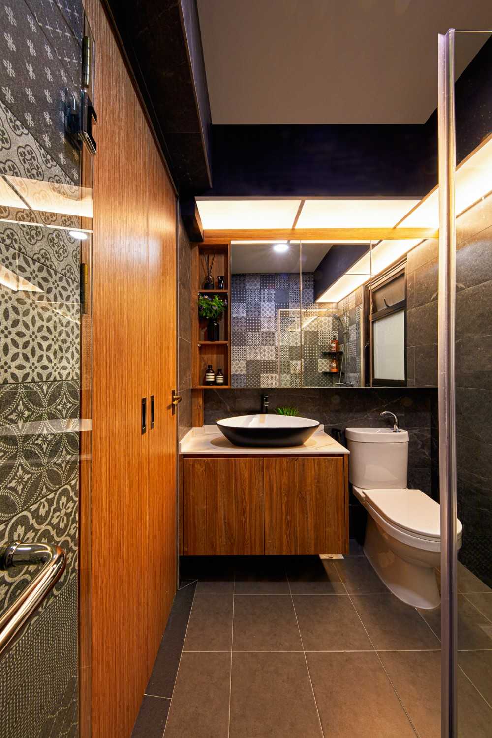 Eclectic Bathroom with Countertop and Homogeneous Tiles