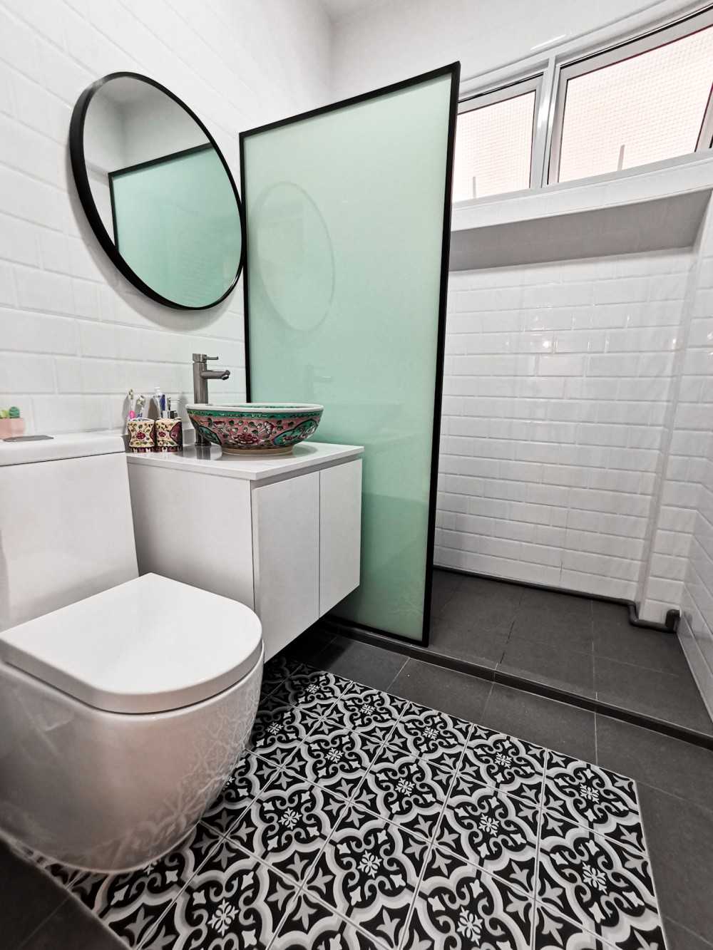 Scandinavian Bathroom with Homogeneous Tiles and Shower Screen