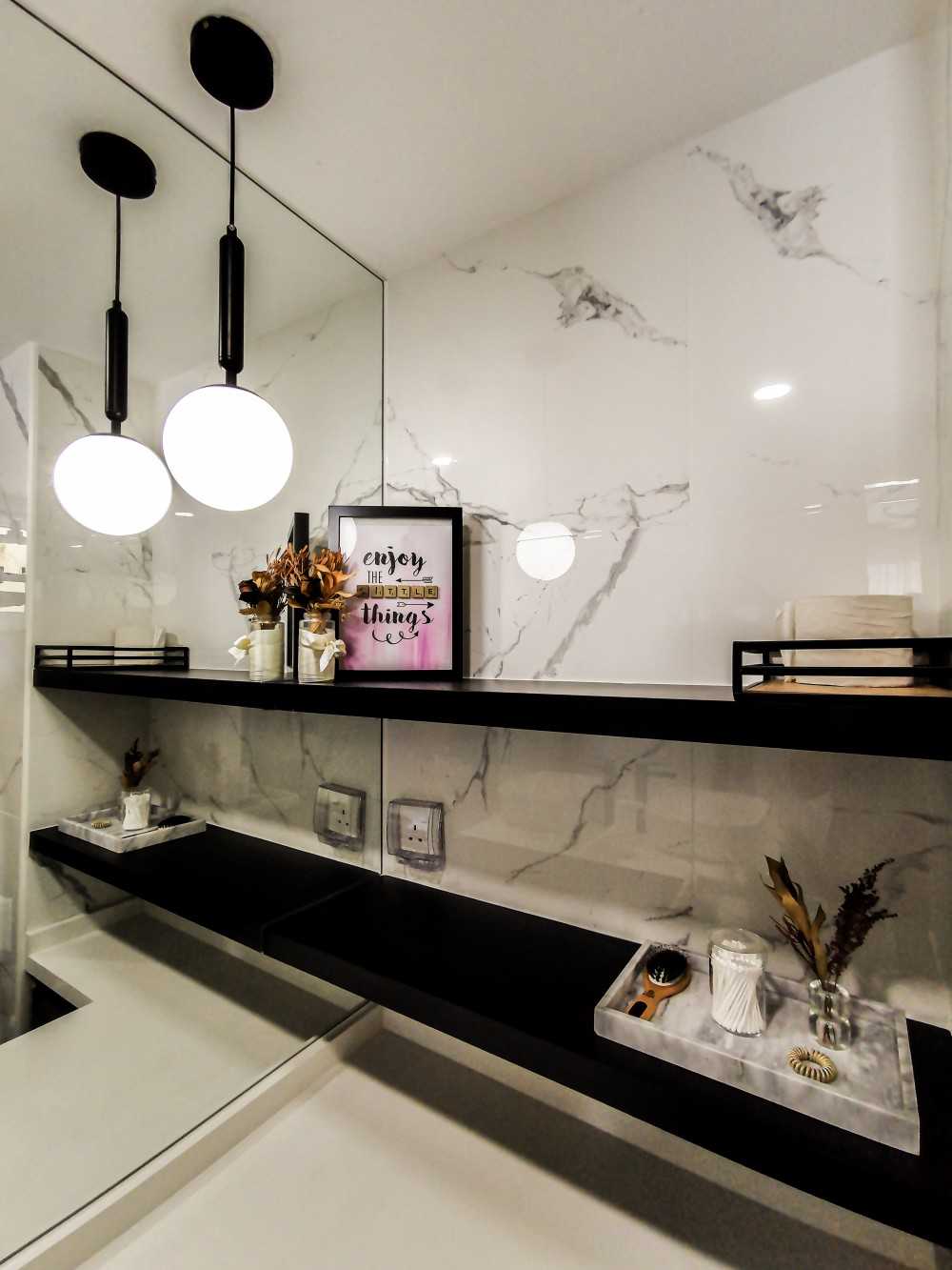 Modern Bathroom with Homogeneous Tiles and Mirror