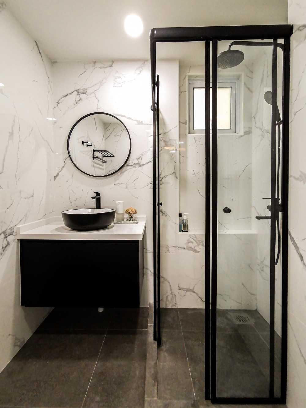 Modern Bathroom with Countertop and Shower Screen