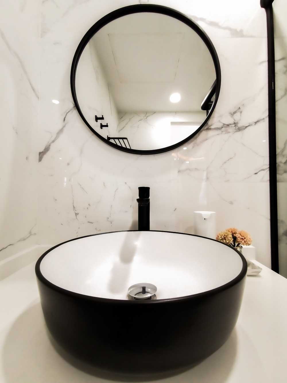 Modern Bathroom with Homogeneous Tiles and Mirror