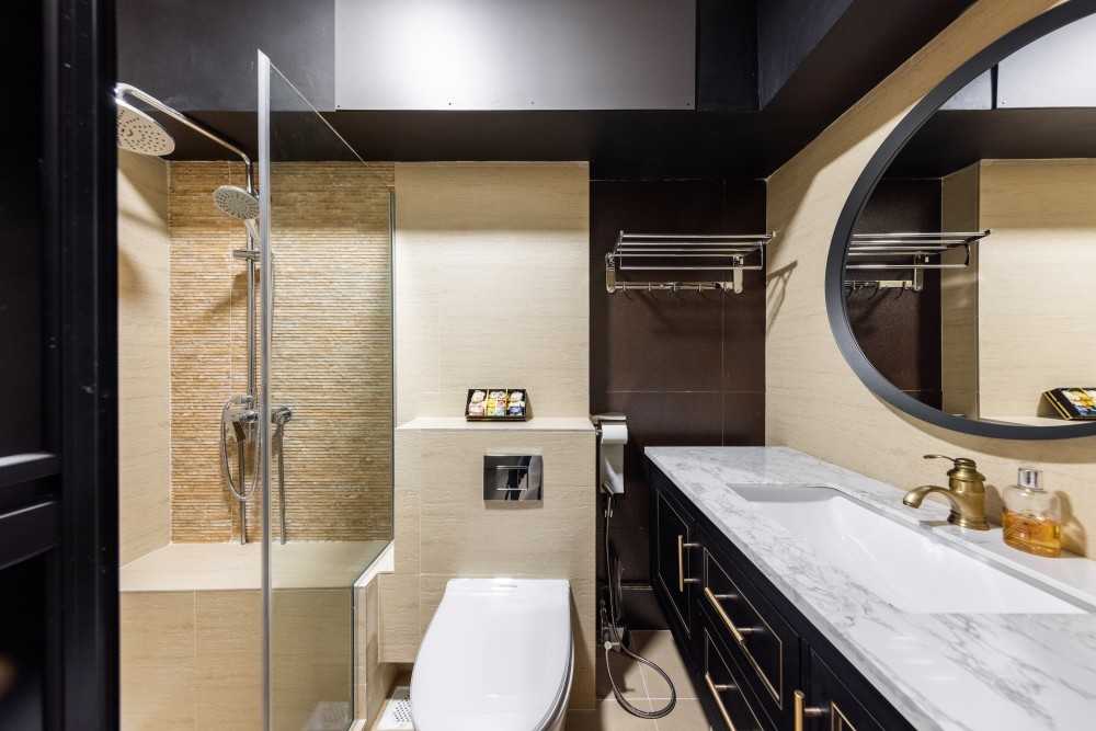 Transitional Bathroom with Homogeneous Tiles and Mirror