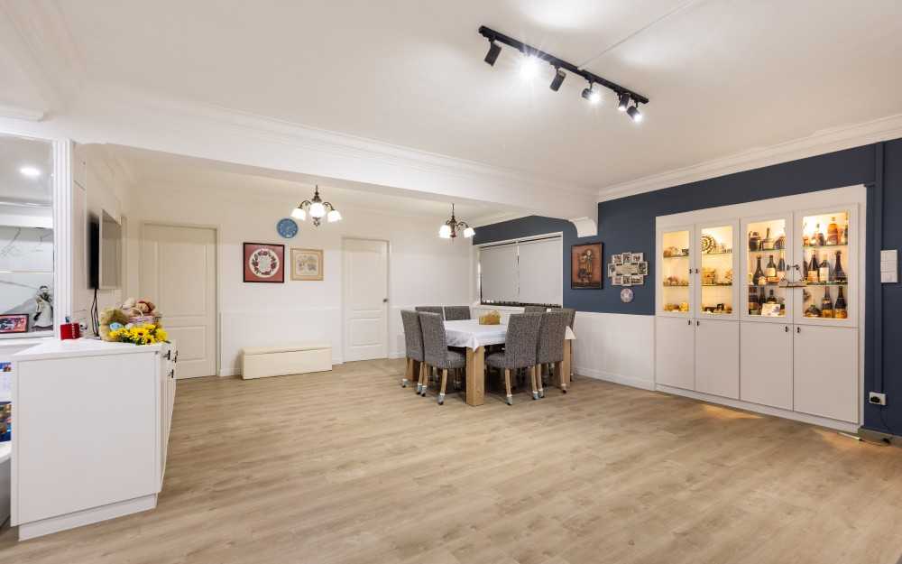 Transitional Dining Room with Vinyl Flooring and Dining Table