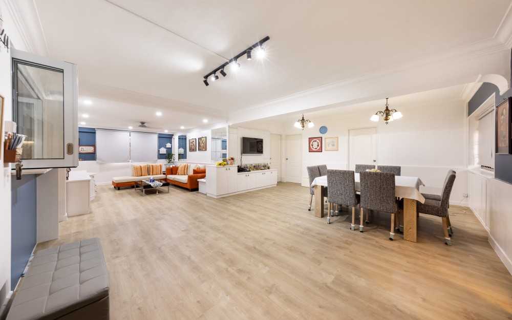 Transitional Dining Room with Vinyl Flooring and Dining Table