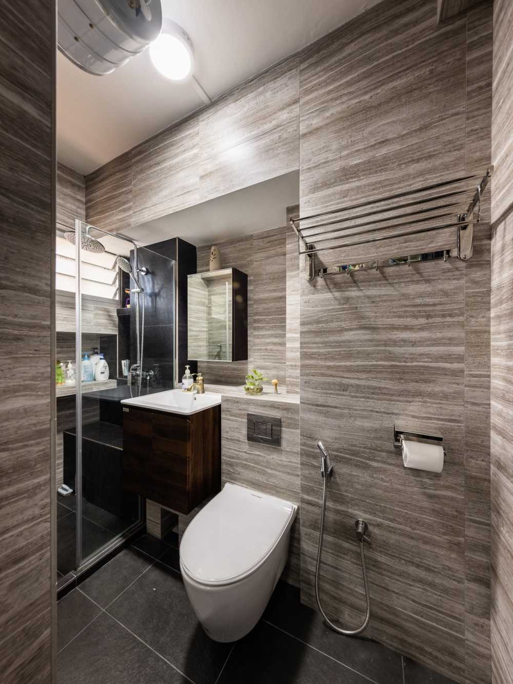 Transitional Bathroom with Homogeneous Tiles and Mirror