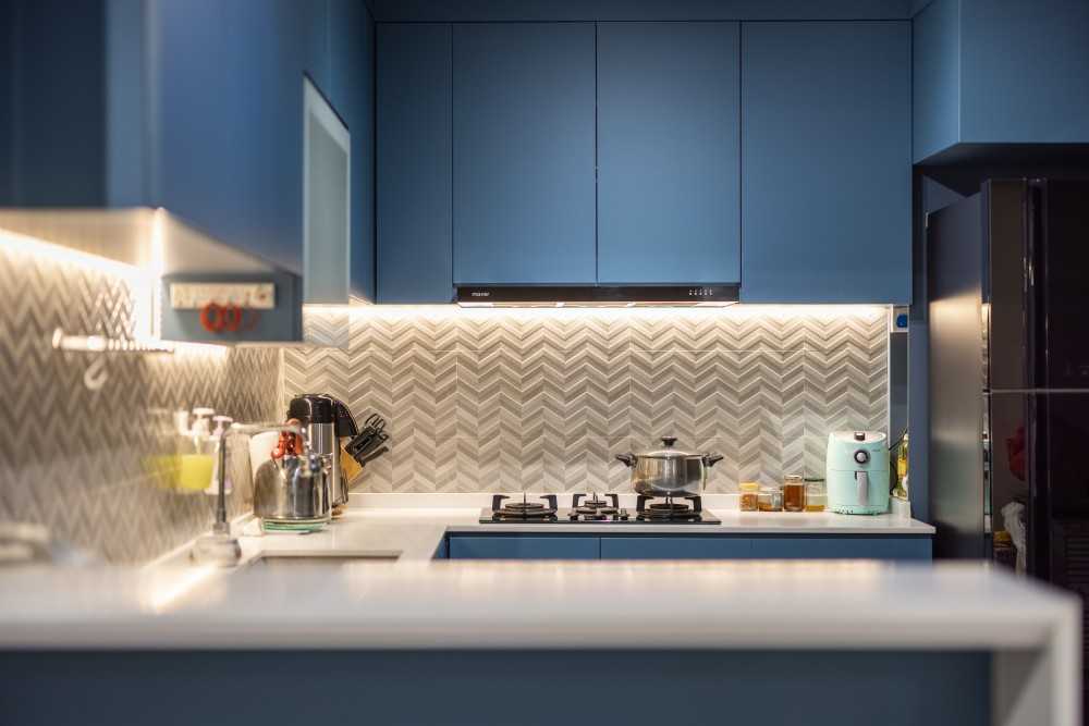 Transitional Kitchen with Countertop and Homogeneous Tiles