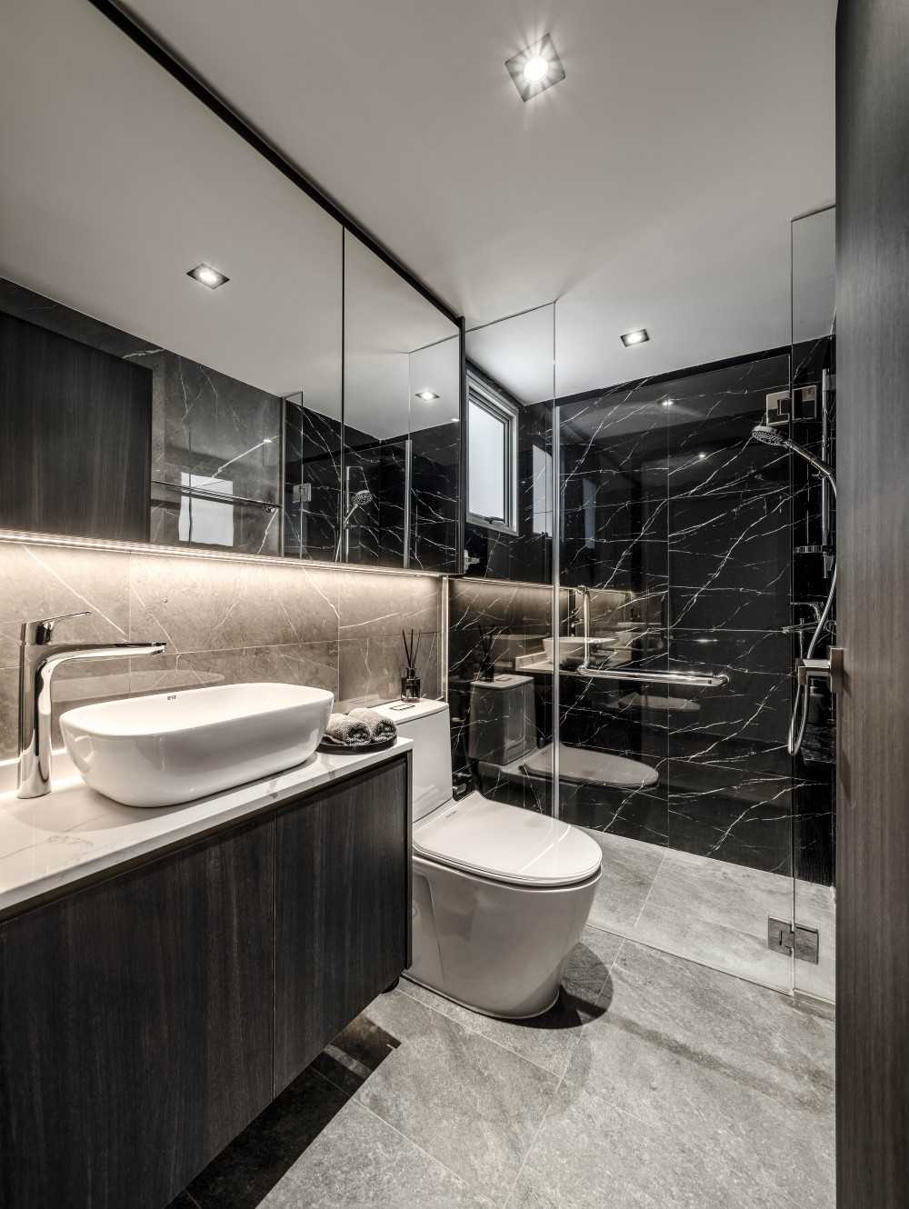 Modern Bathroom with Mirror and Showers