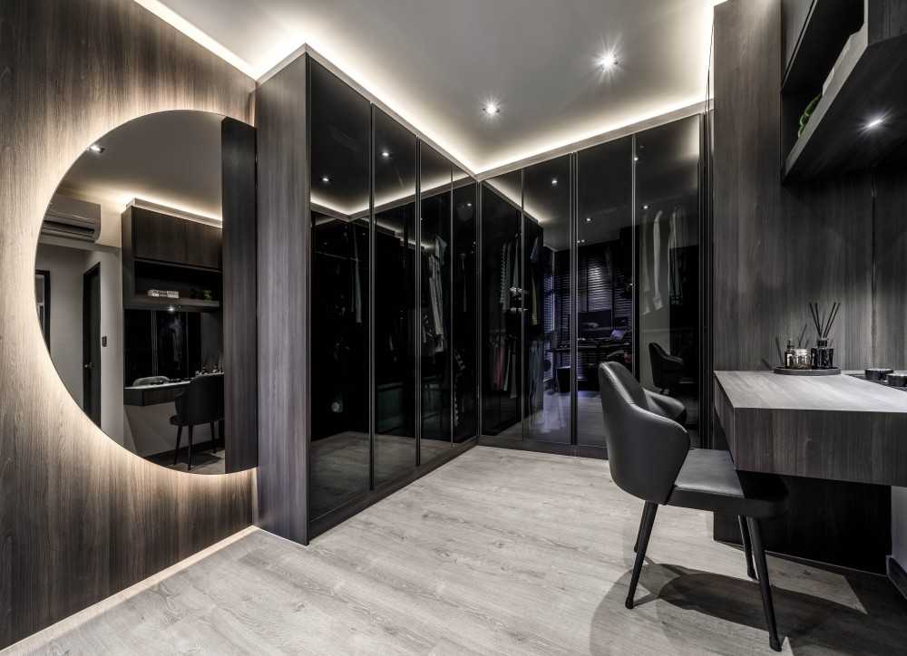 Modern Walk-in Wardrobe with Mirror and Wardrobe