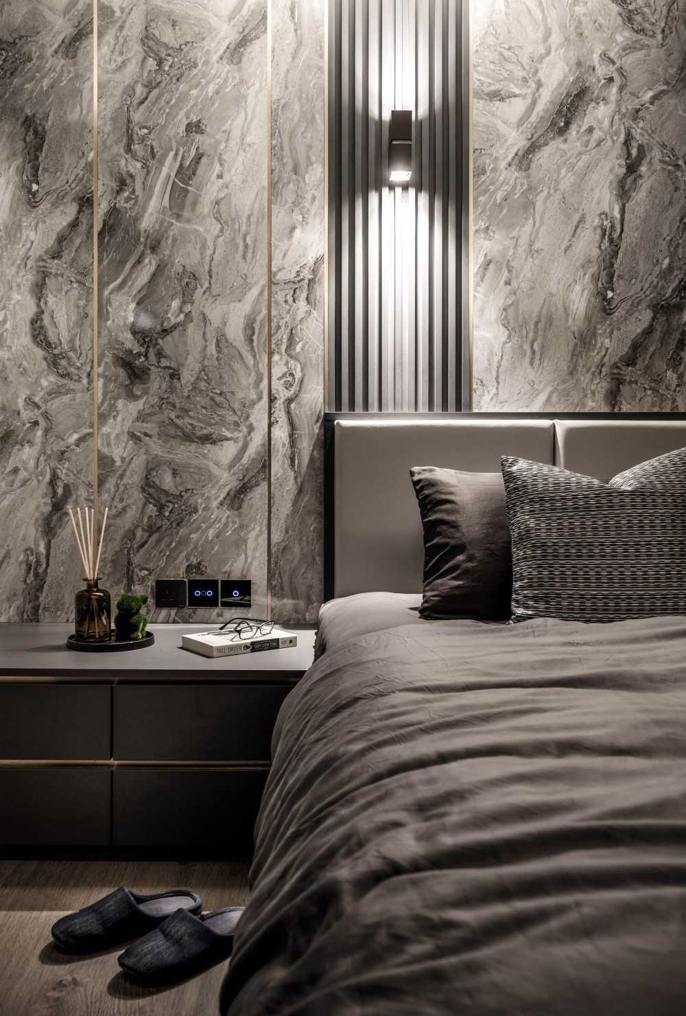 Modern Bedroom with Queen Bed and Bed