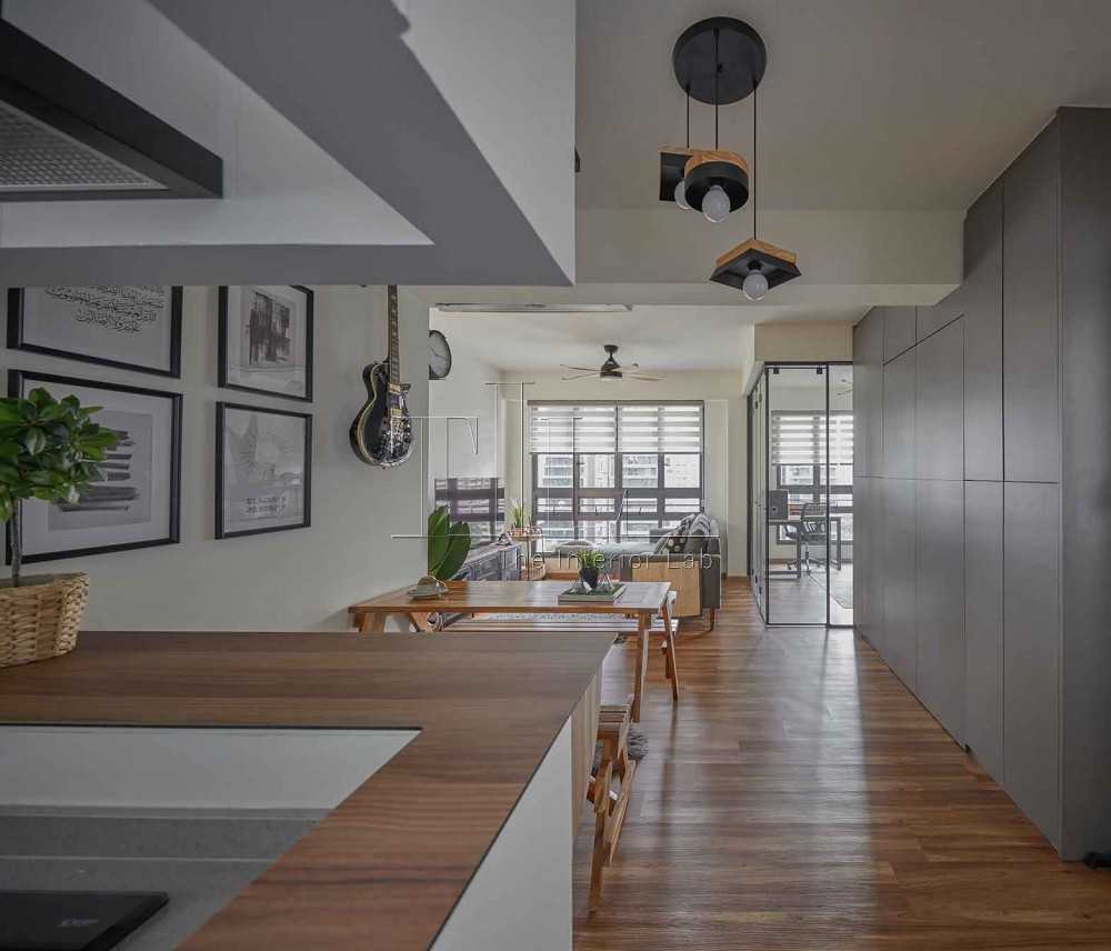 Contemporary Dining Room with Dining Table and Dining Chairs