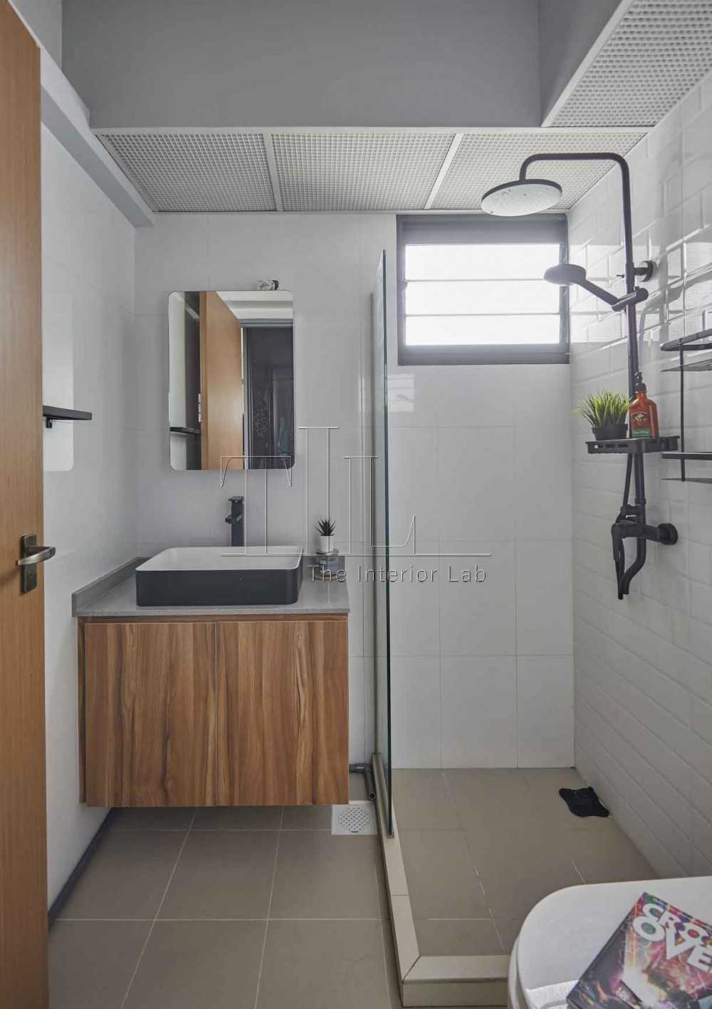 Contemporary Bathroom with Mirror and Rainshower