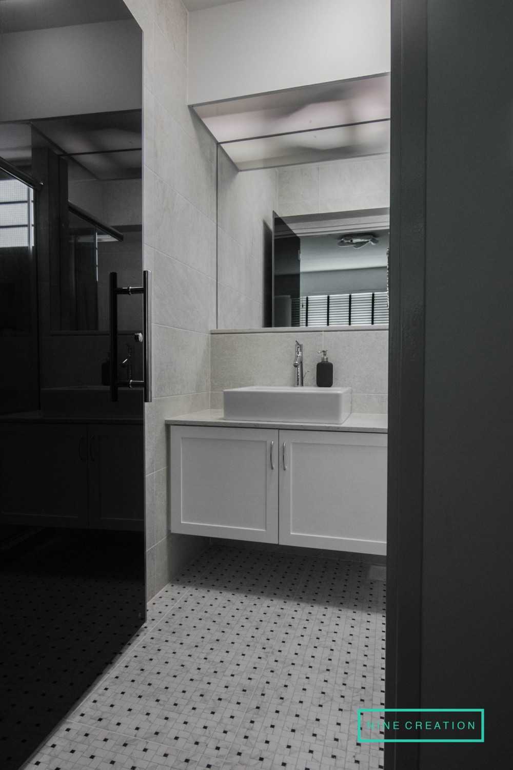 Contemporary Bathroom with Mirror and Vanity Counter
