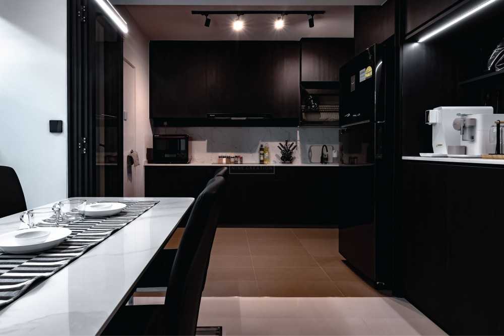 Modern Kitchen with Kitchen Tap and Kitchen Cabinets