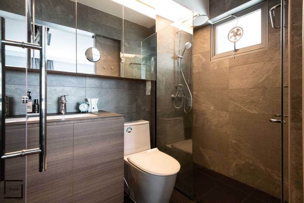 Contemporary Bathroom with Mirror and Toilet Bowl