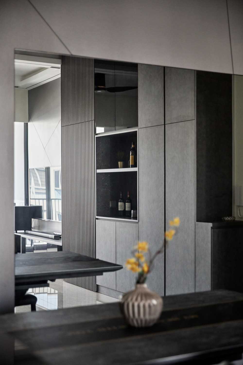 Modern Dining Room with Dining Table and Dining Chairs