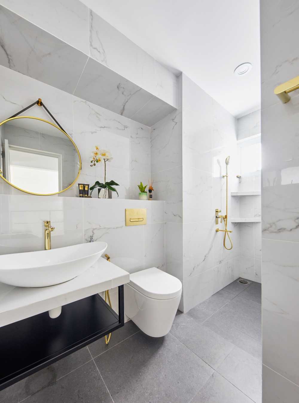 Contemporary Bathroom with Countertop and Homogeneous Tiles