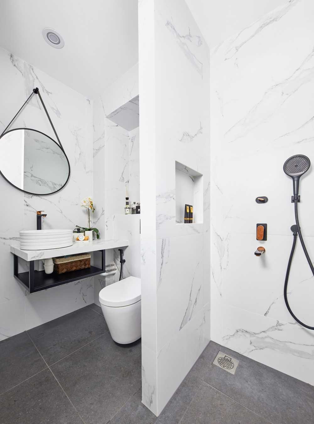 Contemporary Bathroom with Countertop and Homogeneous Tiles