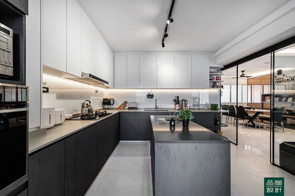 Modern Kitchen with Countertop and Homogeneous Tiles