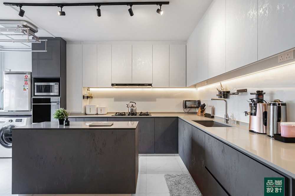 Modern Kitchen with Homogeneous Tiles and Kitchen Island