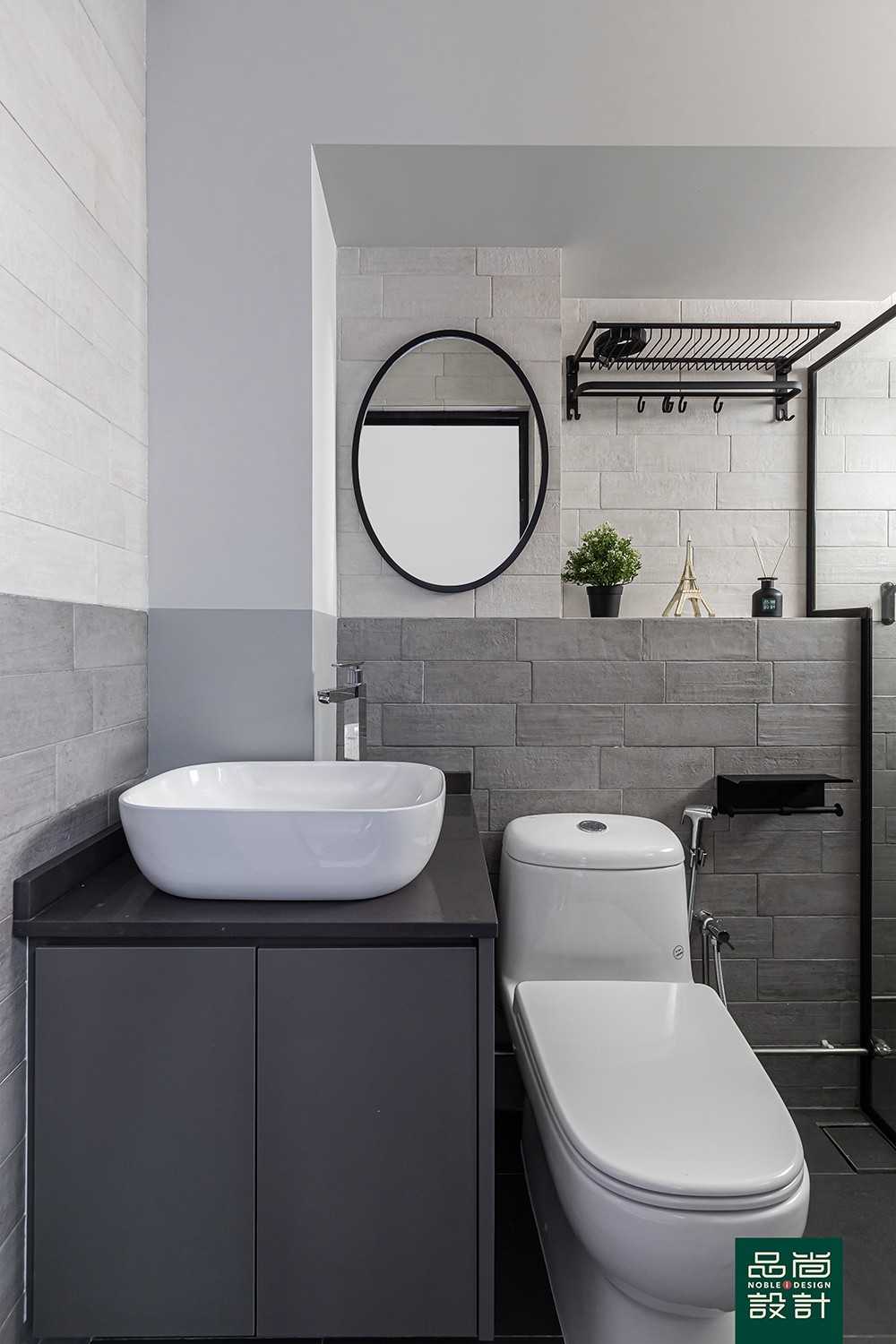 Modern Bathroom with Homogeneous Tiles and Mirror